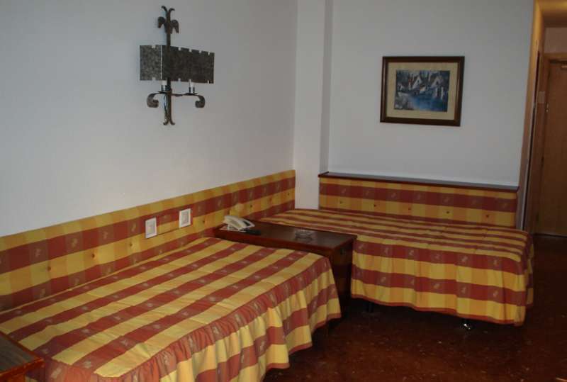 Hotel Apartamentos Bajondillo トレモリノス エクステリア 写真 Two beds in a hotel room