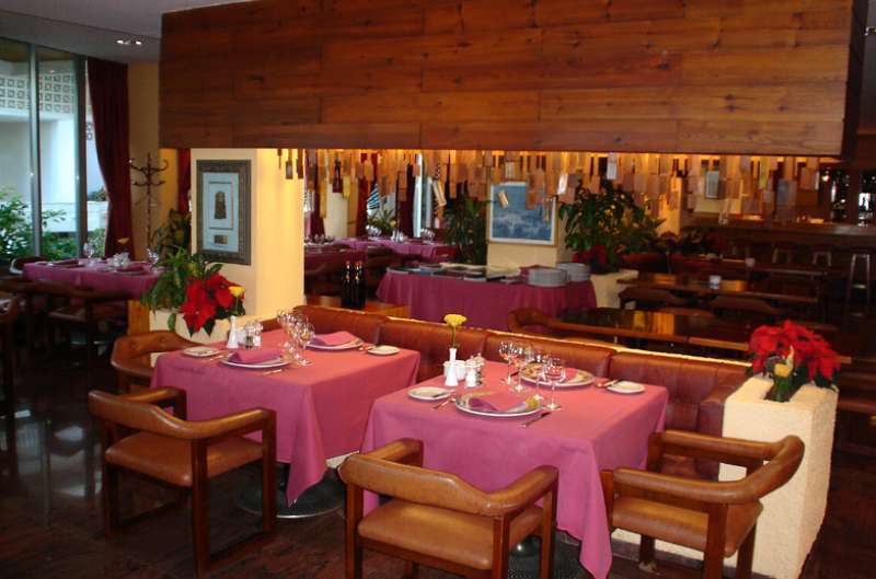 Hotel Apartamentos Bajondillo トレモリノス エクステリア 写真 Interior of a restaurant in Madrid
