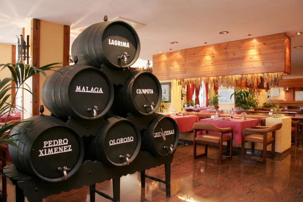 Hotel Apartamentos Bajondillo トレモリノス エクステリア 写真 A restaurant in Málaga, Spain.