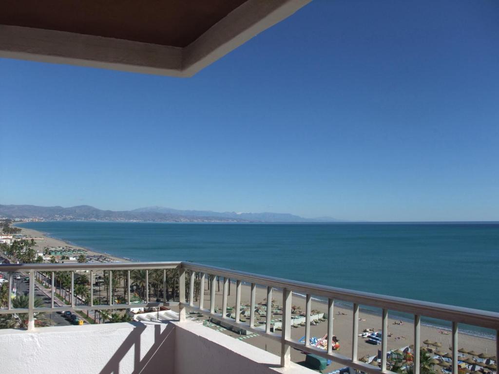 Hotel Apartamentos Bajondillo トレモリノス エクステリア 写真 The sea from the balcony of a room at the hotel