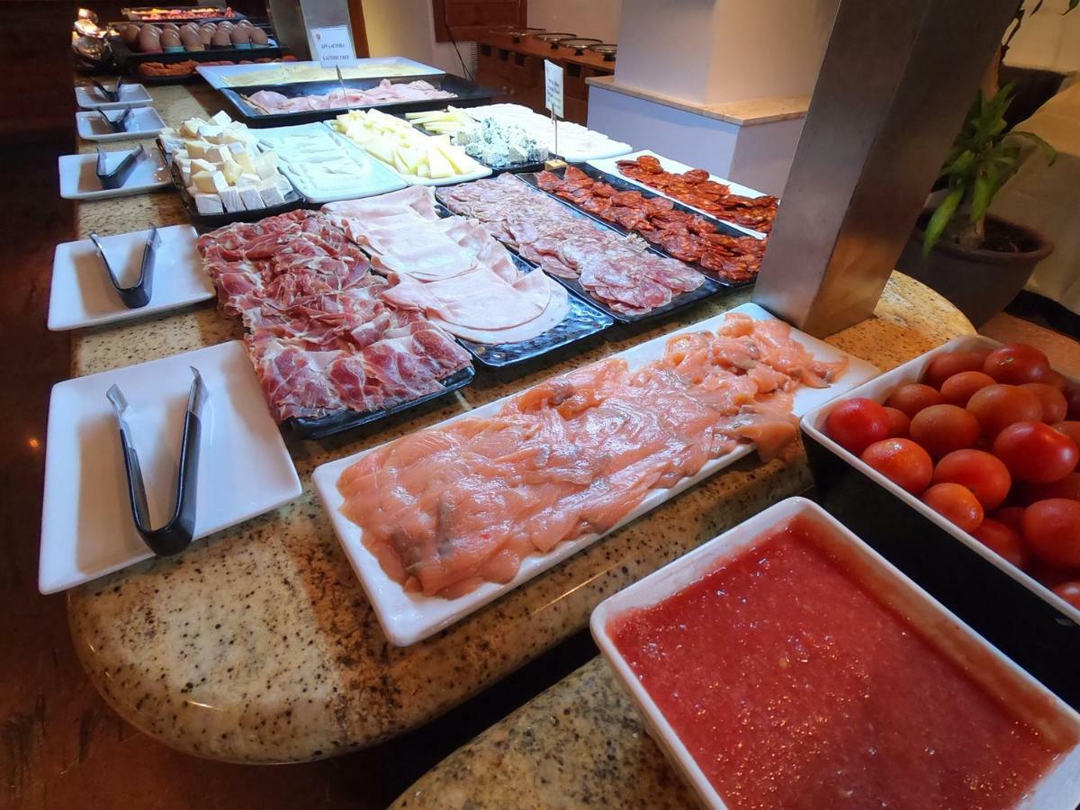 Hotel Apartamentos Bajondillo トレモリノス エクステリア 写真 Breakfast buffet at a luxury hotel