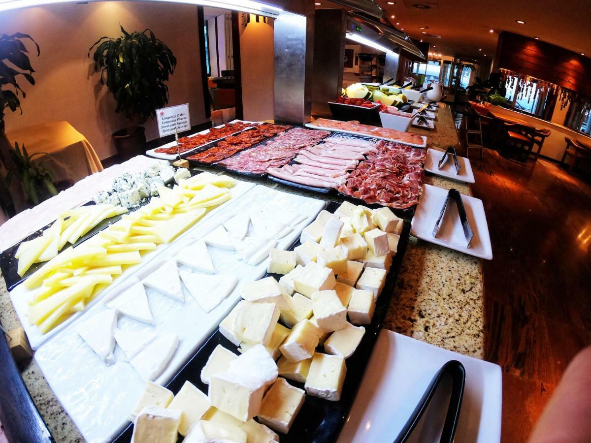 Hotel Apartamentos Bajondillo トレモリノス エクステリア 写真 A buffet breakfast at a luxury hotel in Paris