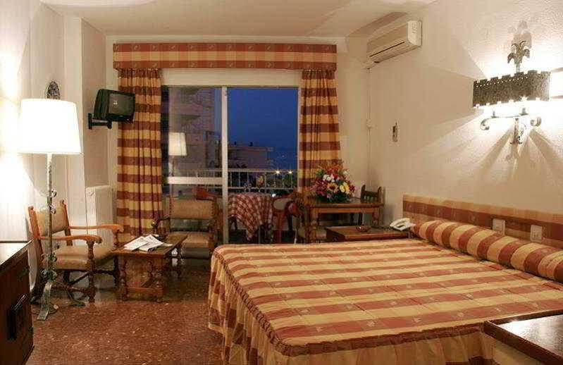 Hotel Apartamentos Bajondillo トレモリノス エクステリア 写真 A room at the hotel